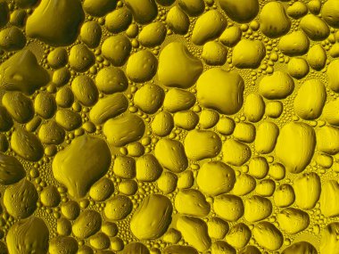 Sarı bir bardağa buz damlaları