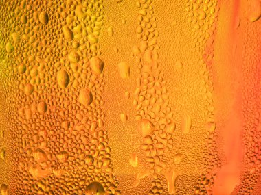 Altın su bardağına buz damlaları