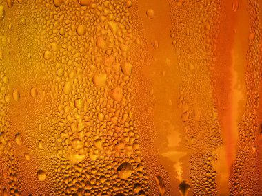 Altın su bardağına buz damlaları