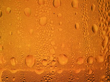 Altın su bardağına buz damlaları