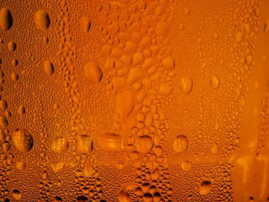 Altın su bardağına buz damlaları