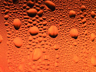 Altın su bardağına buz damlaları