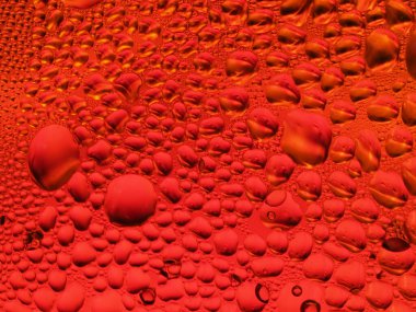 Kırmızı bardakta buz damlaları