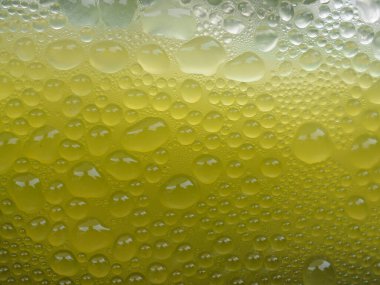 Yeşil çay bardağına buz damlaları