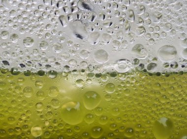 Yeşil çay bardağına buz damlaları