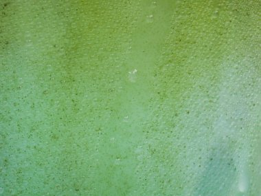 Yeşil çay bardağına buz damlaları