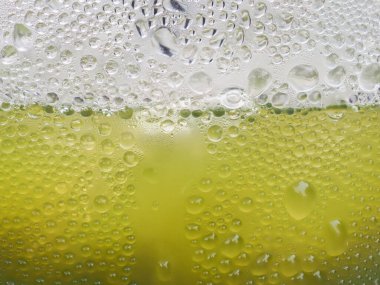 Yeşil çay bardağına buz damlaları