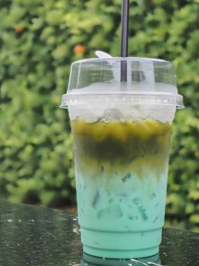 Yeşil çay bardağına buz damlaları