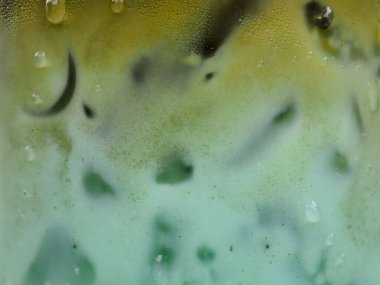 Yeşil çay bardağına buz damlaları