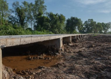 Nehir boyunca beton yol kaldırımı