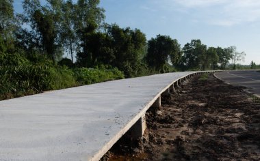 Nehir boyunca beton yol kaldırımı
