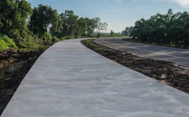 Nehir boyunca beton yol kaldırımı