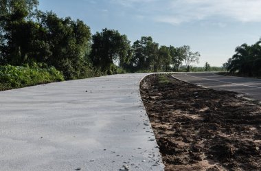 Nehir boyunca beton yol kaldırımı