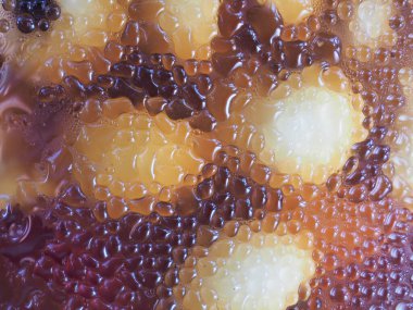 Uzun saçlı siyah kadın kolye takıyor.