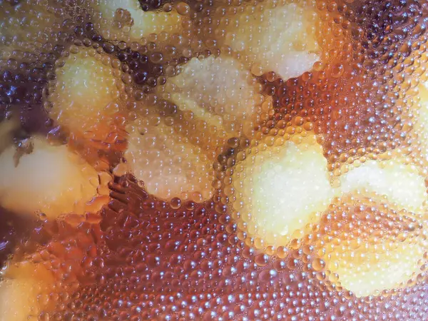 Uzun saçlı siyah kadın kolye takıyor.