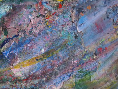 Masaya sürülmüş boyanın renkli desenleri var.