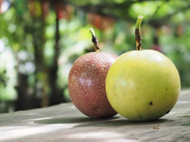 Tahta bir masada tutku meyvesi