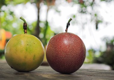 Tahta bir masada tutku meyvesi