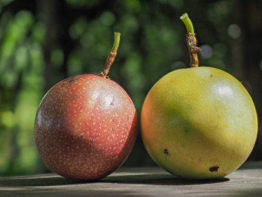 Tahta bir masada tutku meyvesi