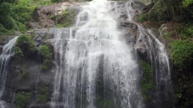 Tad Fa Şelalesi ve Nong Khai dağlarındaki ormanların zengin doğası.