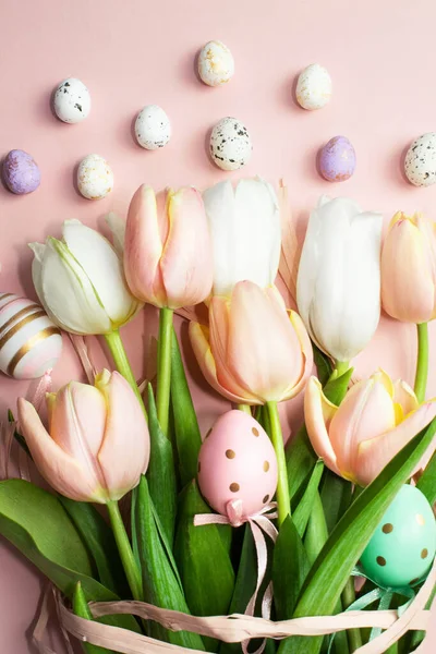 Pasen Verticale Samenstelling Van Roze Witte Tulpen Lint Decoratieve Eieren — Stockfoto