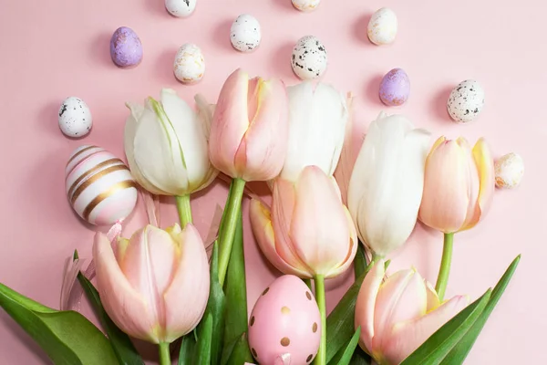 Paascompositie Van Roze Witte Tulpen Lint Decoratieve Eieren Een Roze — Stockfoto