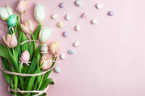Paascompositie Van Roze Witte Tulpen Lint Schattige Konijntjes Decoratieve Eieren — Stockfoto