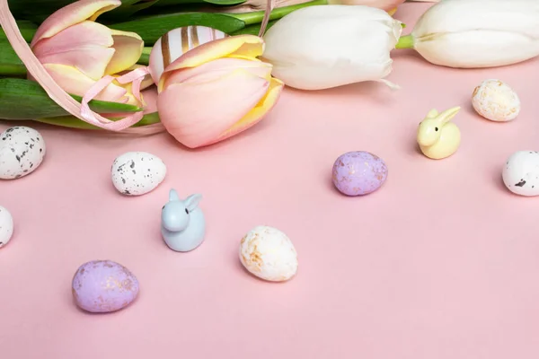 Paascompositie Van Roze Witte Tulpen Lint Schattige Konijntjes Eieren Een — Stockfoto