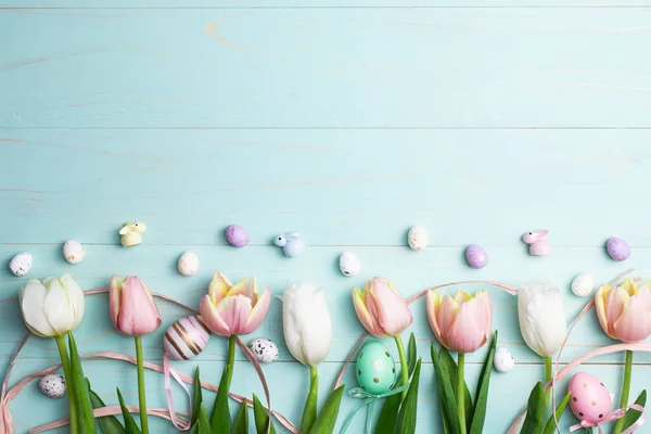 Paascompositie Van Roze Witte Tulpen Lint Schattige Konijntjes Eieren Blauwe — Stockfoto
