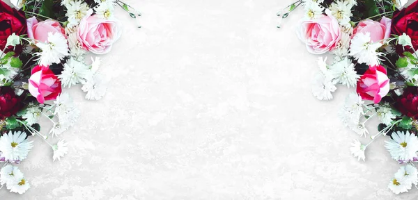 花の花束は 具体的な背景に葉 赤とピンクのバラ 白いデイジー 誕生日 バレンタインデー 女性の日 母の日のための花のバナー フラットレイアウト トップビュー — ストック写真