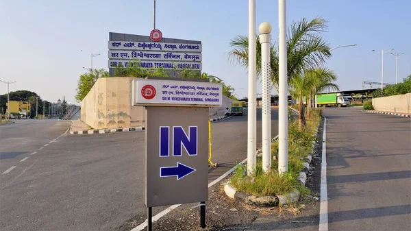 2022年10月26日インド カルナータカ州バンガロール Sir Visvesvarayaターミナルの看板の入口SmvbはバンガロールのBaiyyapanahalliにあるインド鉄道駅です — ストック写真