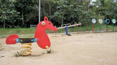 Bangalore, Karnataka, Hindistan-Ekim 04-22: Agara Gölü Parkı 'nda oynayan renkli çocuklar. Çocuklar için eğlence dolu macera..