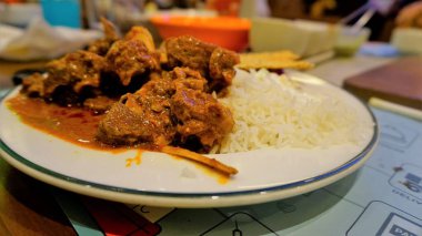 Baharatlı Rogan josh koyun eti ya da aromalı Basmati pilavlı keçi körisi ya da Chawal.