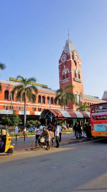 Chennai, Tamilnadu, Hindistan-29 Aralık 2022: Puratchi Thalaivar Dr MGR Merkez Tren İstasyonu. Otobüs durağı ve oto durağı olan güzel mimari görünümü.