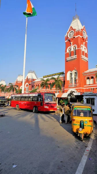 2022年12月29日インド タミルナドゥ州チェンナイ Puratchi Thalaivar Mgr中央鉄道駅 バス停と自動スタンド付きの美しい建築の眺め — ストック写真