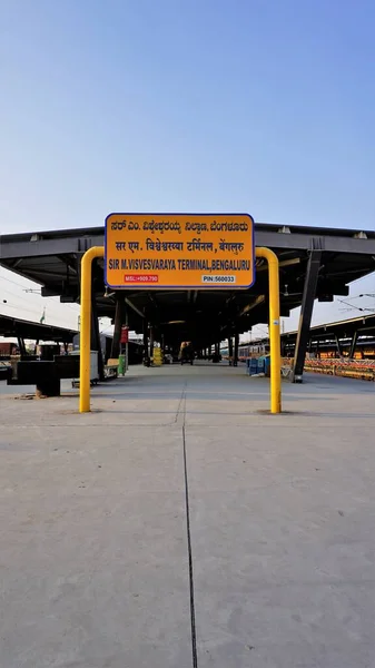 2023年1月1日インド カルナータカ州バンガロール サーMビスバラヤターミナルまたはSmvb内に看板 ヒンディー語 カンナダ語で黄色のボード — ストック写真