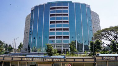 Bangalore, Karnataka, Hindistan-01 Ocak 2023: Shri Atal Bihari Vajpayee Tıp Fakültesi ve Araştırma Kurumu 'nun güzel mimarisi