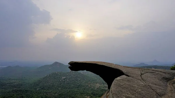 Hanging Rock Avalabetta Peak Located Chikaballapur Karnataka Picturesque Place Trek — Stock Photo, Image