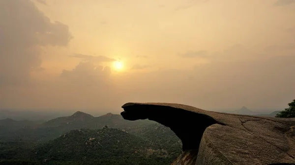 Hanging Rock Avalabetta Peak Located Chikaballapur Karnataka Picturesque Place Trek — Stock Photo, Image