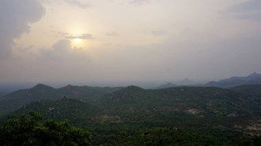 Karnataka, Chikaballapur 'daki Avalabetta tepesinden manzara. Huzurlu Yolculuk İçin Resimli Bir Yer.