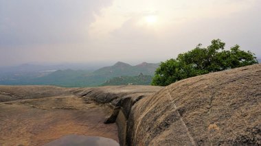 Karnataka, Chikaballapur 'daki Avalabetta tepesinden manzara. Huzurlu Yolculuk İçin Resimli Bir Yer.