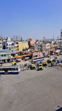 Bangalore, Karnataka, Hindistan-01 Ocak 2023: Shivajinagar Busstand binasından Bangalore şehri. St. Mary Bazilikası ya da Velankannimatha Kilisesi görünür..