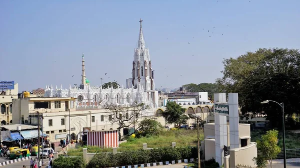 班加罗尔 卡纳塔克邦 2023年1月1日 班加罗尔市从Shivajinagar Busstand大楼 可见圣玛丽教堂或Velankannimatha教堂 — 图库照片