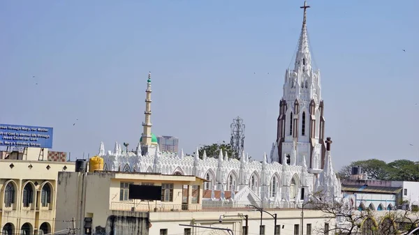 班加罗尔 卡纳塔克邦 2023年1月1日 班加罗尔市从Shivajinagar Busstand大楼 可见圣玛丽教堂或Velankannimatha教堂 — 图库照片