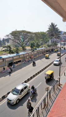 Bangalore, Karnataka, Hindistan-01 Ocak 2023: Shivajinagar Busstand binasından Shivaji nagar otobüs durağına giden yaya geçidi ile birlikte Bangalore şehir yolunun görüntüsü.