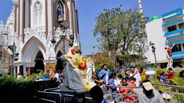 2023年1月1日印度卡纳塔克邦班加罗尔 天主教基督徒在圣玛丽教堂或Velankannimatha教堂向圣母玛利亚塑像祈祷 — 图库照片