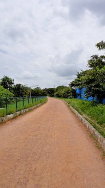 Agara Gölü 'nün yürüme yolunun portresi. İyi korunmuş göller ve Varthur göl serisinin bir kısmı Agara 'da yer alan 80 dönümlük bir göldür..