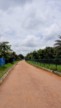 Agara Gölü 'nün yürüme yolunun portresi. İyi korunmuş göller ve Varthur göl serisinin bir kısmı Agara 'da yer alan 80 dönümlük bir göldür..