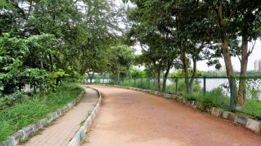 Agara Gölü 'nün yürüyüş yolunun manzarası. İyi korunmuş göl ve Varthur gölü serisinin bir kısmı Agara 'da yer alan 80 dönümlük bir göldür..