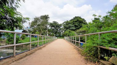 Agara Gölü 'nün yürüyüş yolunun manzarası. İyi korunmuş göl ve Varthur gölü serisinin bir kısmı Agara 'da yer alan 80 dönümlük bir göldür..